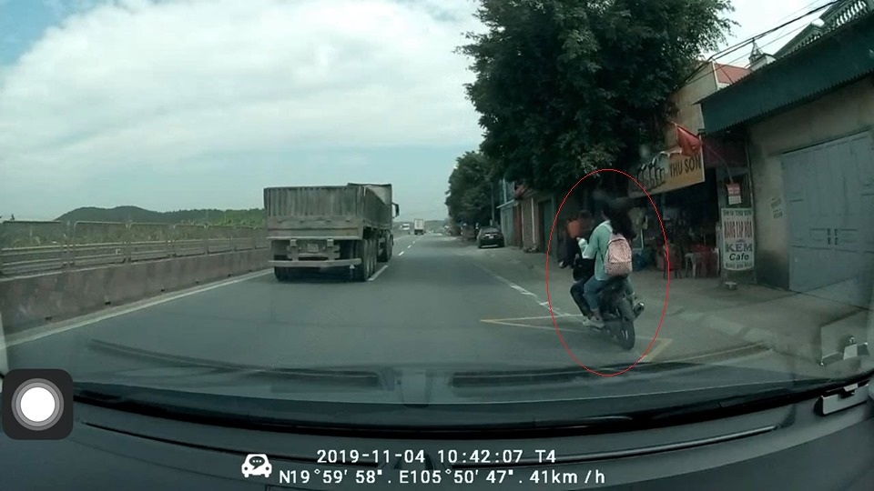 clip doi nam nu di exciter phong bat mang va cham voi xe tai 2 nguoi thuong vong