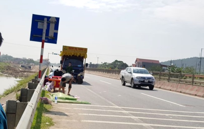 clip doi nam nu di exciter phong bat mang va cham voi xe tai 2 nguoi thuong vong