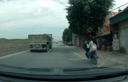 video tai xe o to tung lien hoan dam vao nam thanh nien di xe may sau va cham