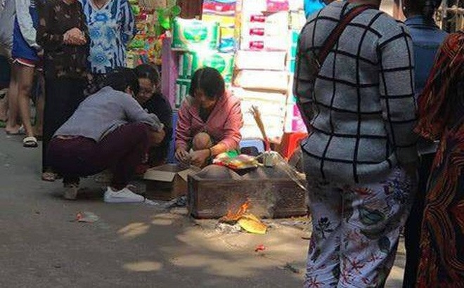 ha noi bang hoang phat hien thi the tre so sinh trong thung rac