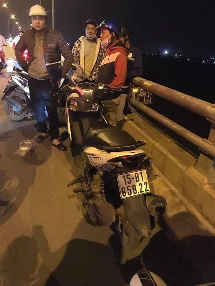 hai phong nguoi me nem con xuong song roi nhay cau tu tu