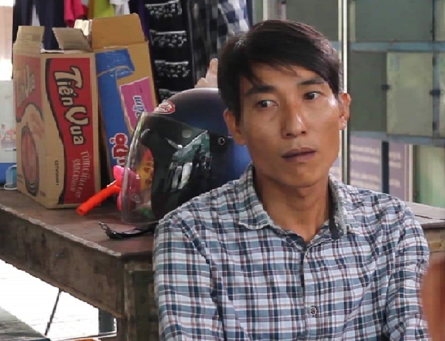 nguoi chong dim vo xuong nuoc danh da man truoc mat con nho sap hau toa