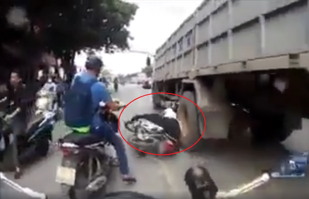 video nga ra duong nguoi dan ong thoat chet than ky duoi banh xe tai