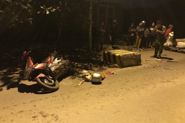 tong vao cot be tong chan xe tai do trom rac 2 me con thuong vong