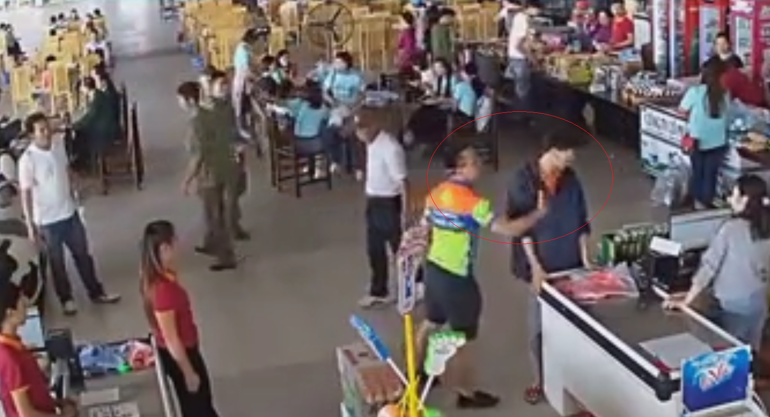 cong an thai nguyen len tieng vu ong bo nem xuc xich tat nhan vien quay thu ngan