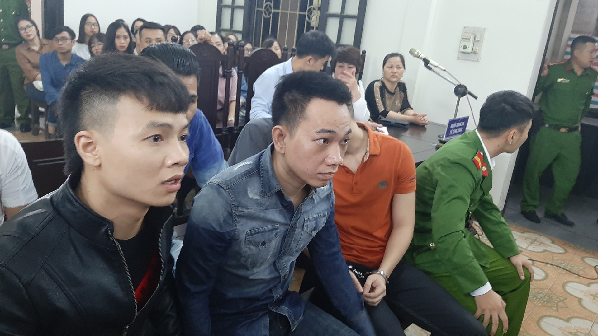 kha banh vay tay tuoi cuoi chao nguoi than khi ra toa