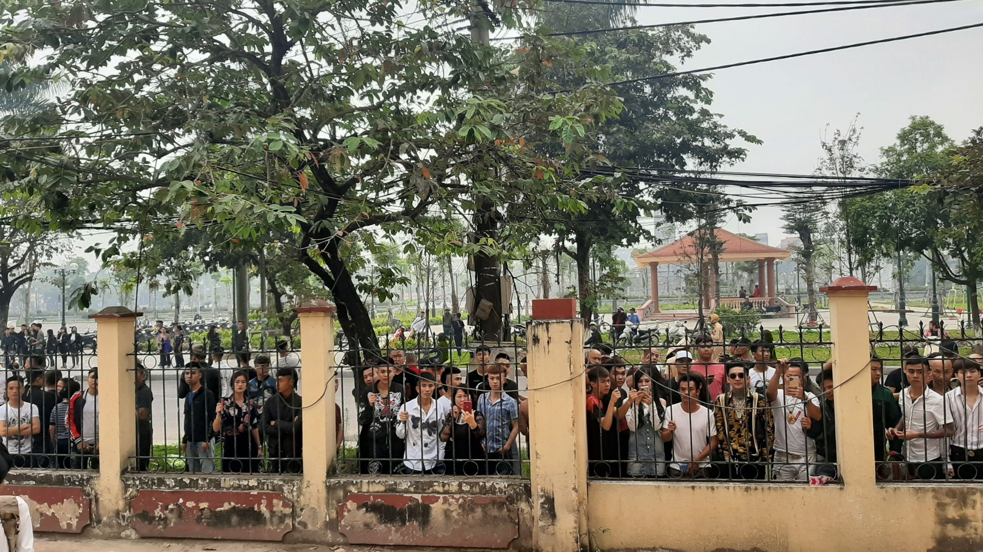 kha banh vay tay tuoi cuoi chao nguoi than khi ra toa