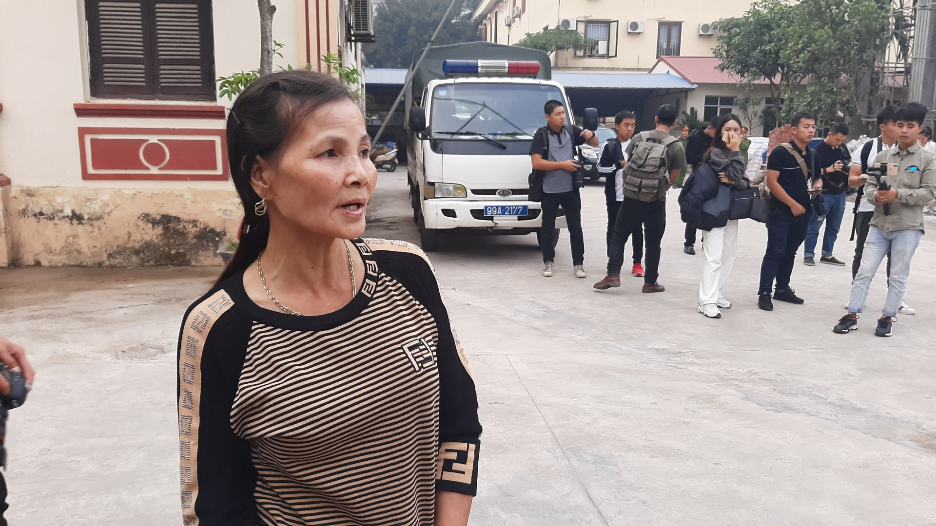 kha banh vay tay tuoi cuoi chao nguoi than khi ra toa