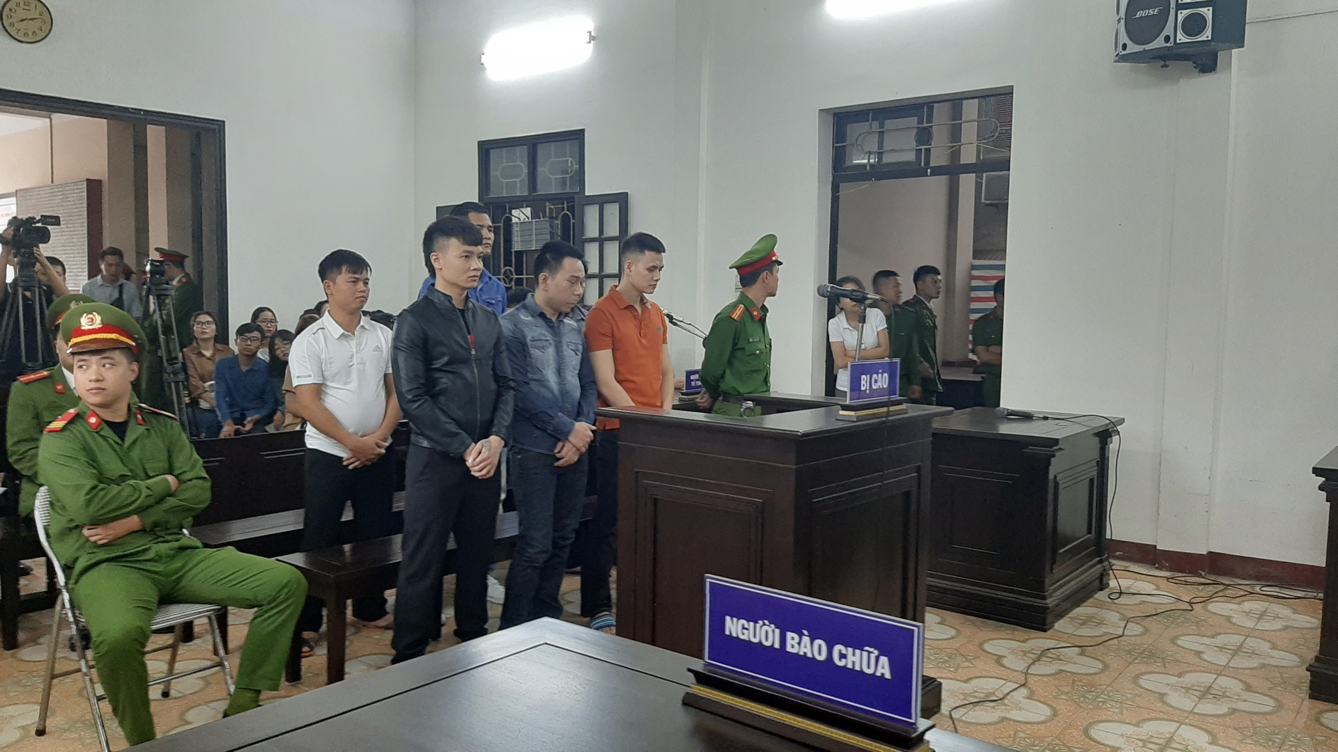 kha banh vay tay tuoi cuoi chao nguoi than khi ra toa