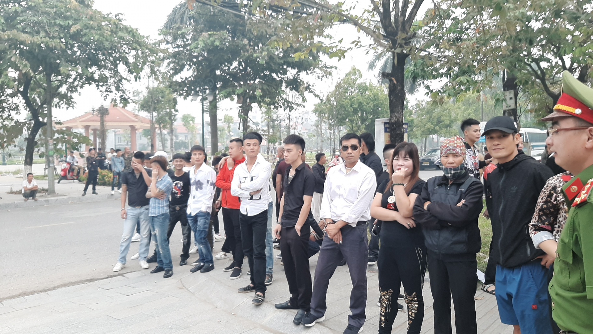 kha banh vay tay tuoi cuoi chao nguoi than khi ra toa