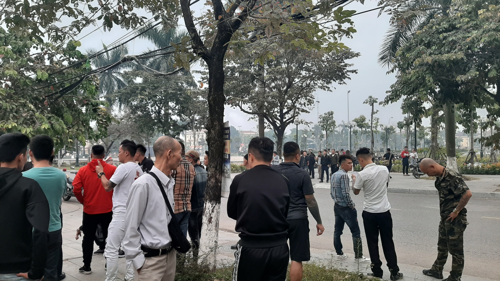 kha banh vay tay tuoi cuoi chao nguoi than khi ra toa