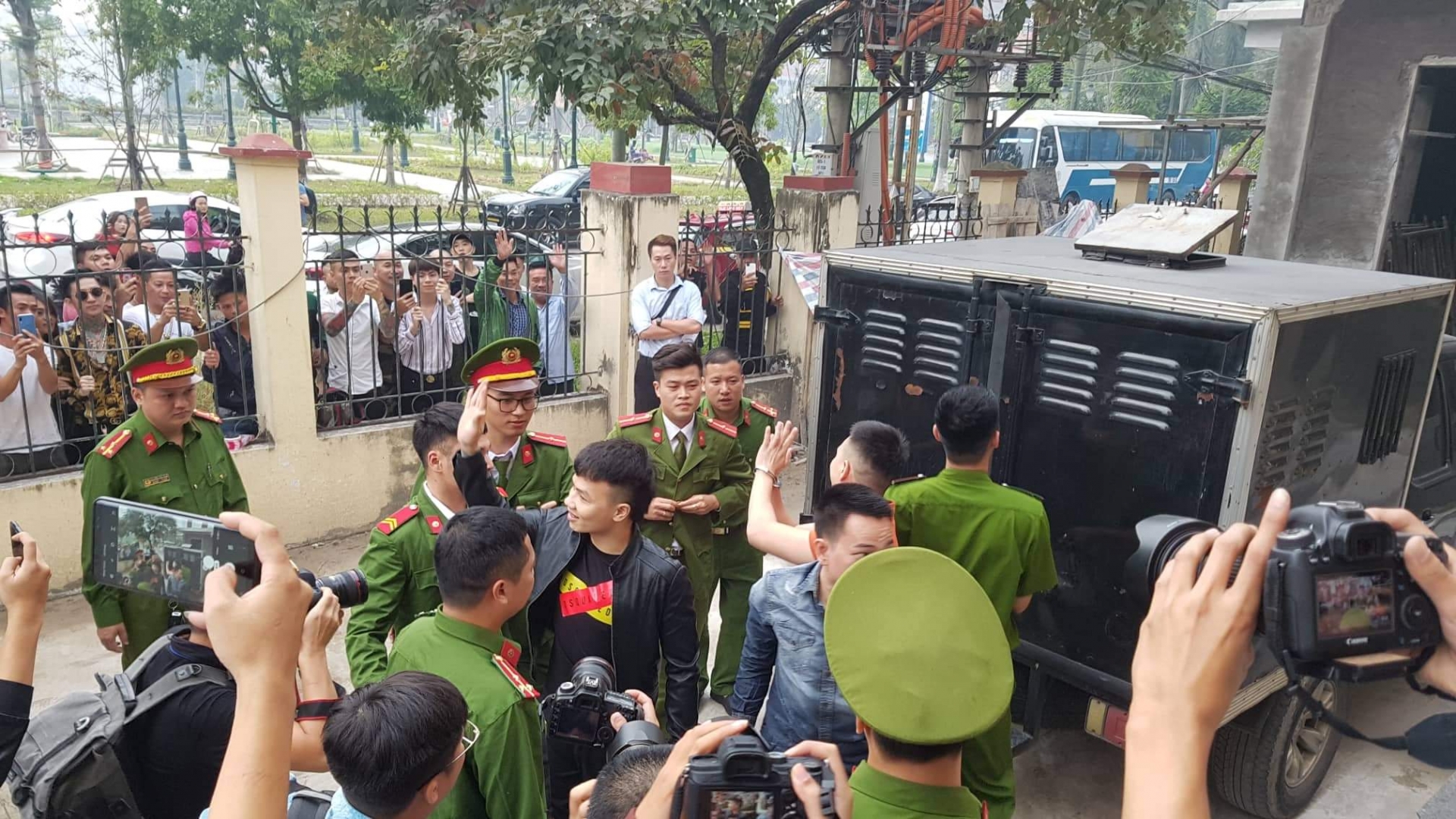 kha banh vay tay tuoi cuoi chao nguoi than khi ra toa