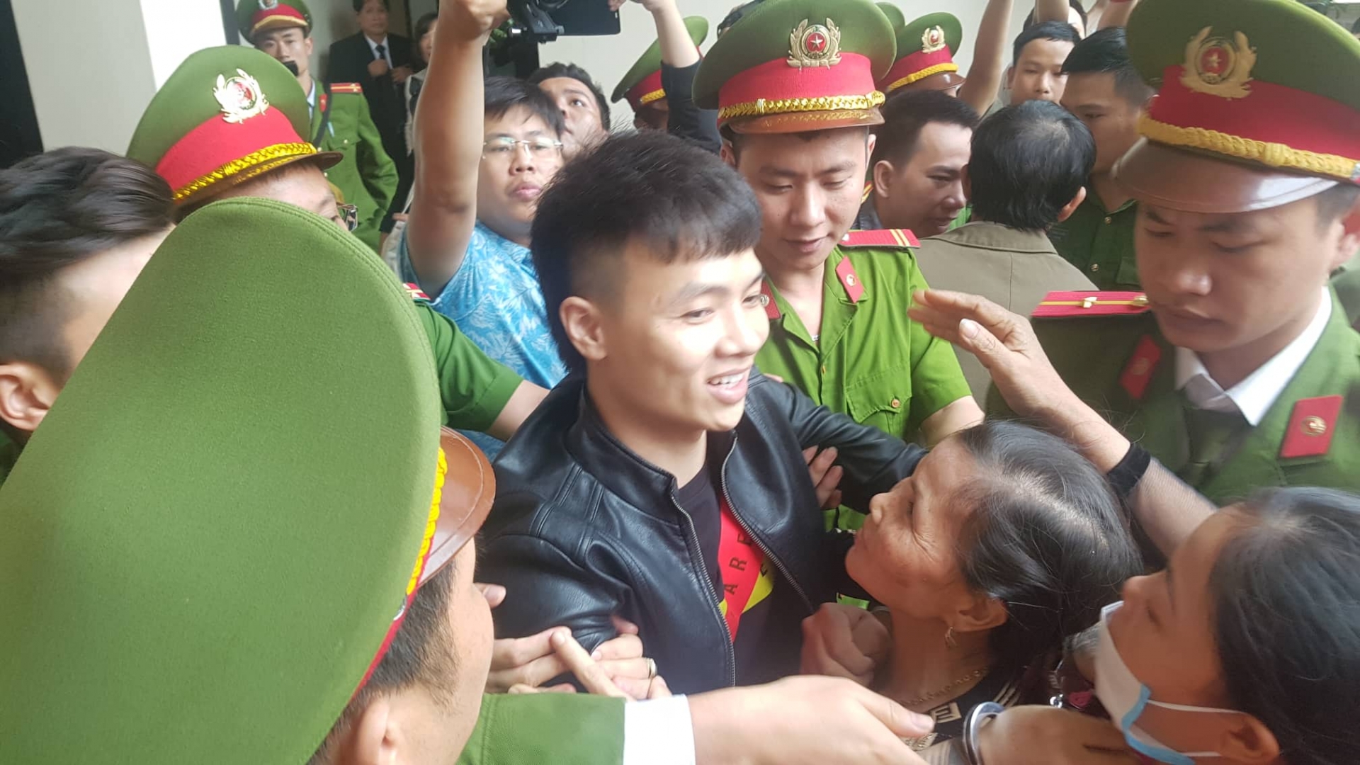 video bi dua ra xe thung kha banh cuoi noi khong sao 10 nam la gi dau