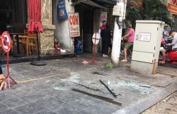 ha noi tam kinh tu tang cao cua khach san bat ngo roi xuong 3 nguoi nhap vien