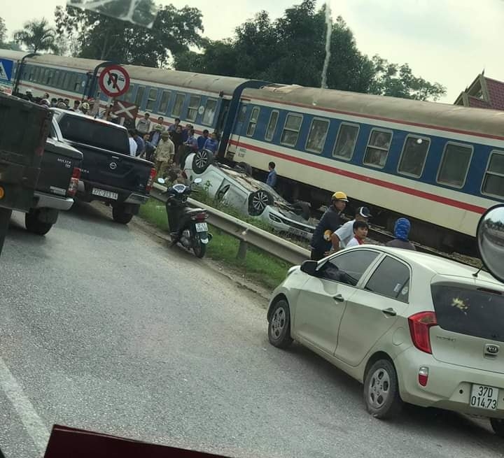 nghe an tau hoa tong o to 4 cho nu tai xe tu vong