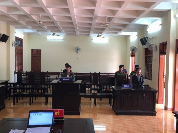 tai xe o to linh an tu vi vuot xe may khong bat den tin hieu khong bam coi