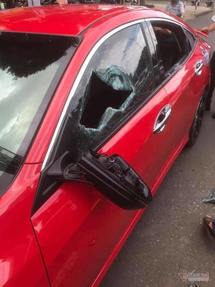 khoi to cam di khoi noi cu tru nha su vac gay dap vo kinh o to vi bam coi xin vuot