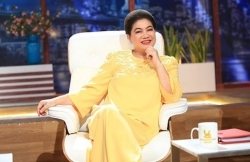 nguoi thai ao at vao giu ghe nuoc mat song duong
