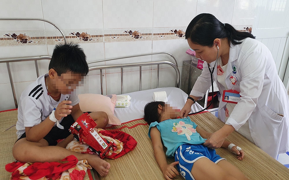 nghi an mau thuan gia dinh me cho 4 con uong thuoc diet co