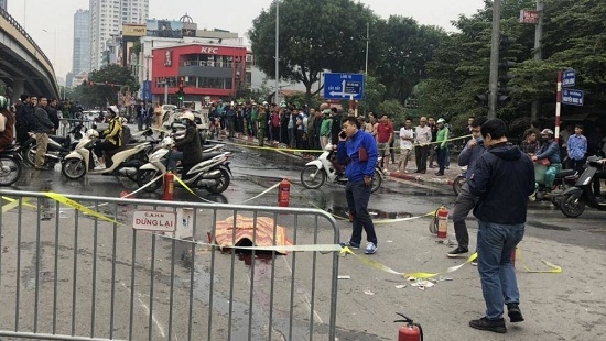 cong an tim danh tinh nguoi phu nu bi xe mercedes tong tu vong o duong le van luong