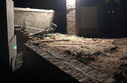 sap cong nha dang thi cong 2 tho xay tu vong