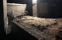 chong gach cao 5m bat ngo do sap 4 nguoi thuong vong