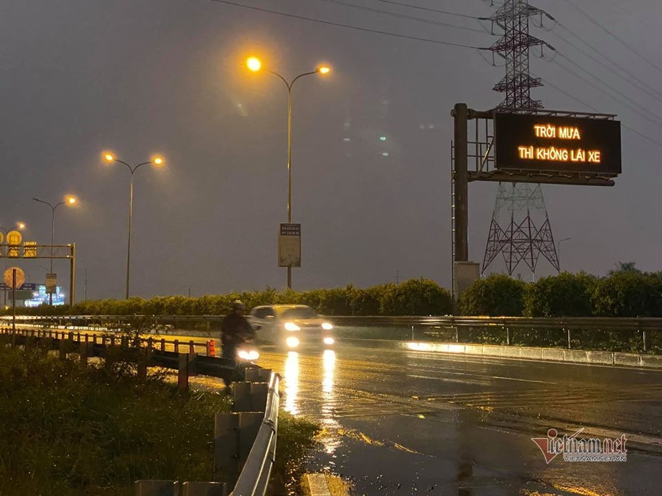 troi mua thi khong lai xe tren cao toc la do loi danh may