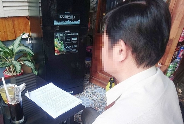 phat tan anh nong cua thay hieu pho nu hieu truong con ep giao vien ky don xin day them