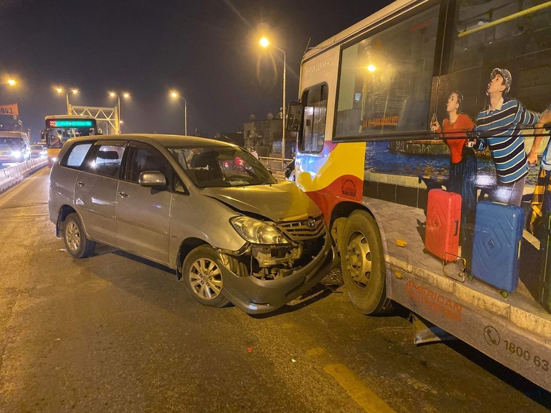 tai xe innova nghi say ruou dam nat dau xe buyt tren cau chuong duong