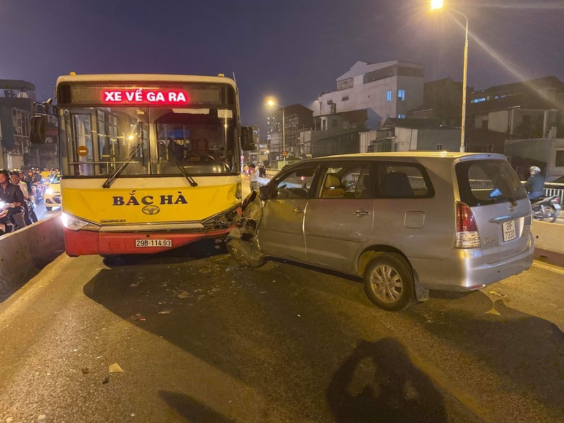 tai xe innova nghi say ruou dam nat dau xe buyt tren cau chuong duong