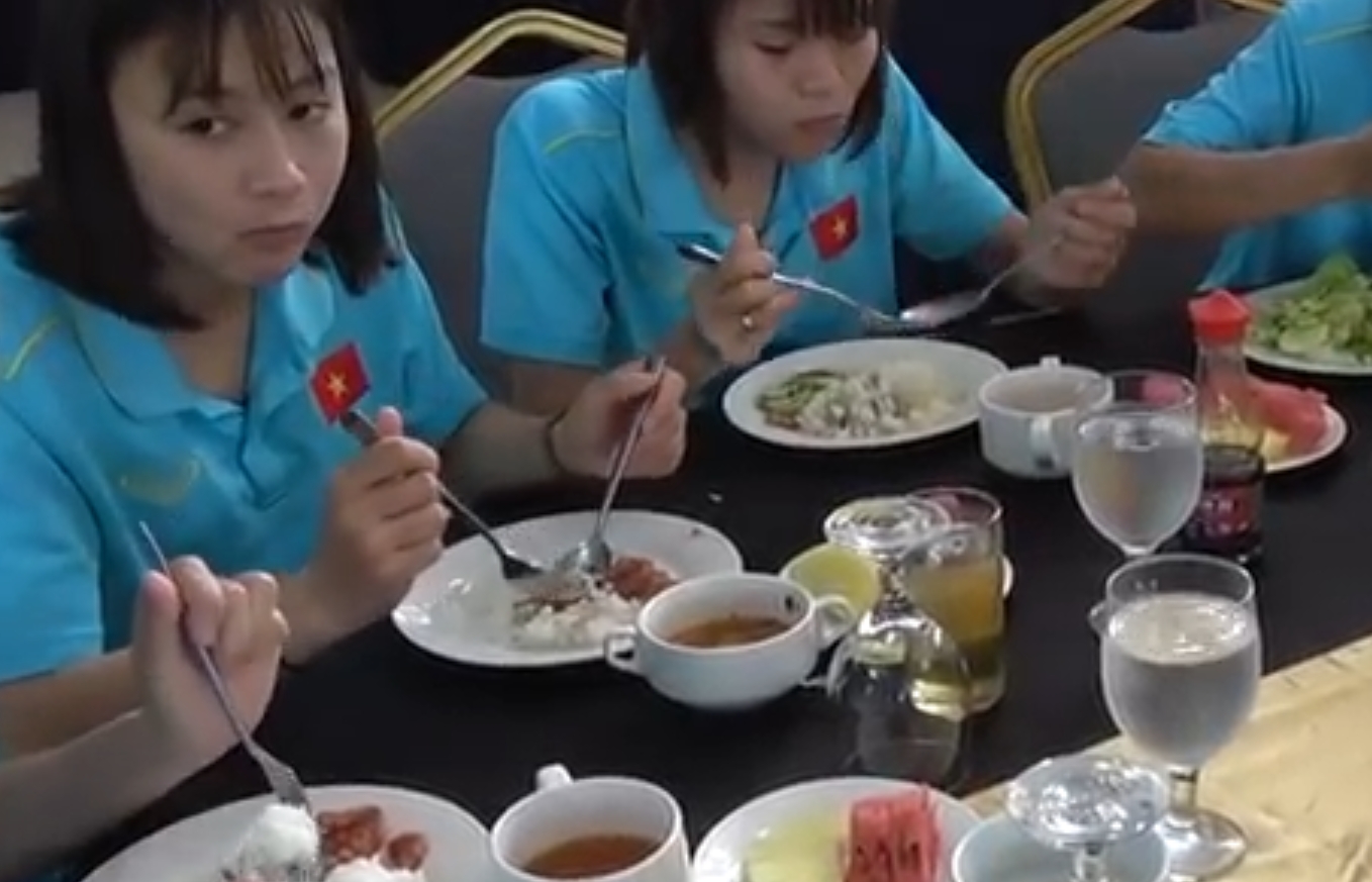 sea games 30 tuyen nu viet nam o noi heo lanh an khong du no tam khong co nuoc nong