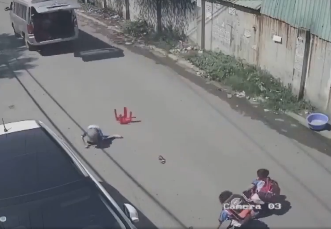 vu 3 hoc sinh bi hat vang xuong duong tai xe cai chot cua xe chua chat