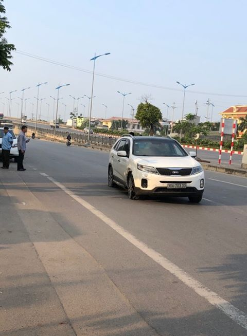 ha noi xe o to kia tong lien hoan 4 xe may roi bo chay