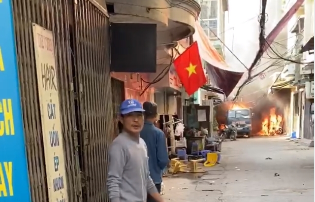 ha noi chay karaoke nhat thong tren pho thi sach