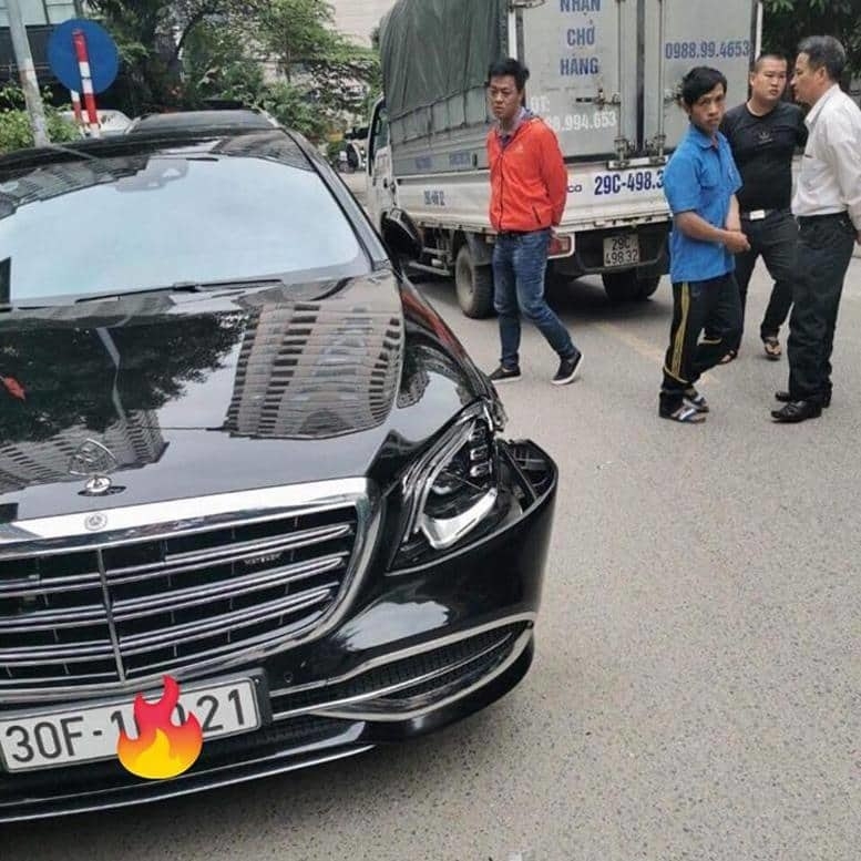 tin moi vu xe tai lui vo dau xe sang mercedes maybach o cau giay