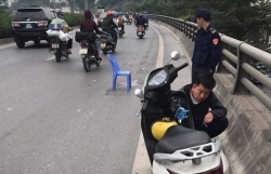 ha noi truy tim tai xe o to tong cu ba tu vong keo thi the nan nhan len via he roi bo di