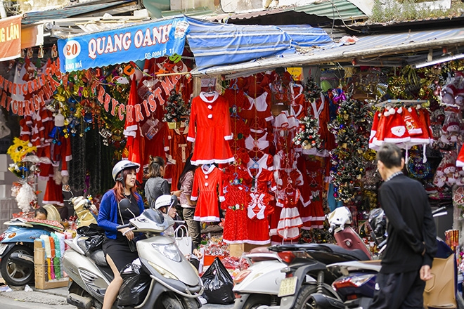 chua den giang sinh do trang tri noel da ngap tran xuong pho
