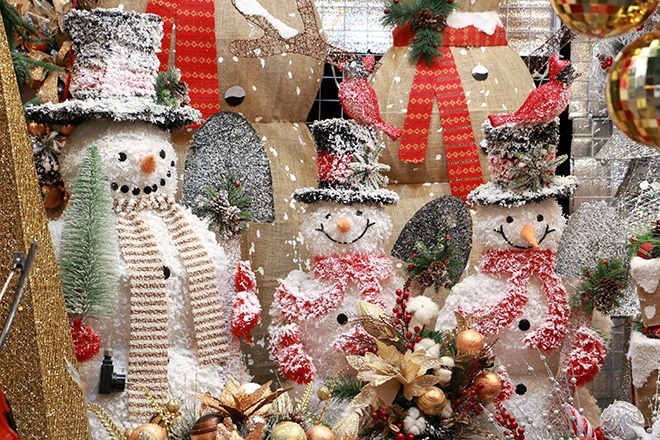 chua den giang sinh do trang tri noel da ngap tran xuong pho