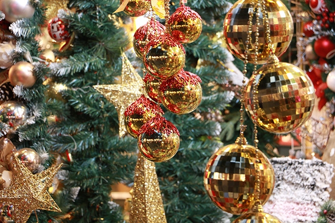 chua den giang sinh do trang tri noel da ngap tran xuong pho