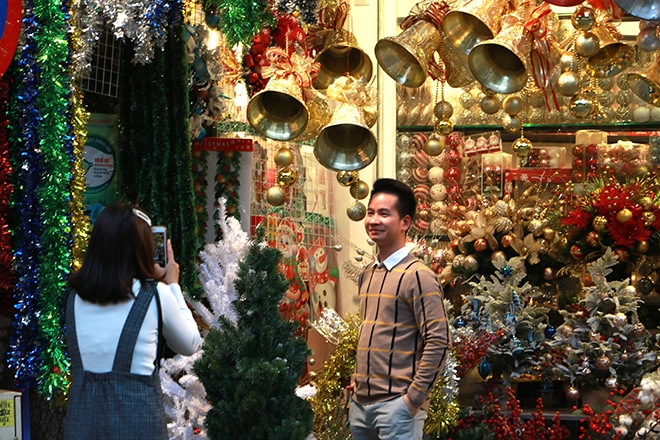 chua den giang sinh do trang tri noel da ngap tran xuong pho