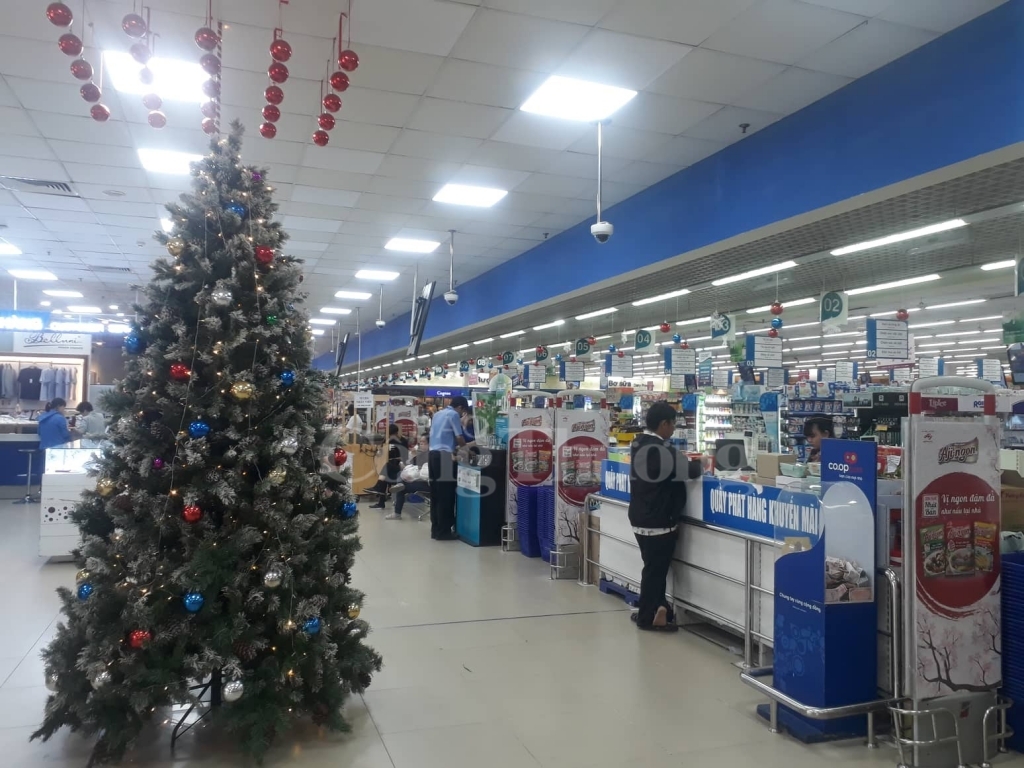 chua den giang sinh do trang tri noel da ngap tran xuong pho