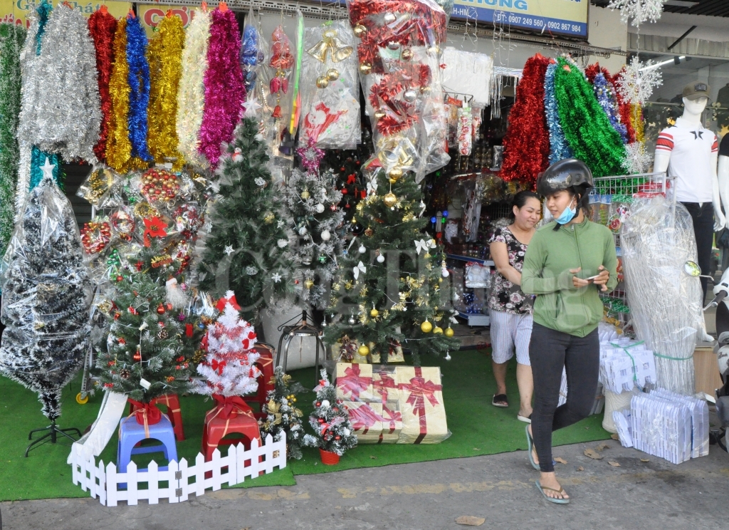 chua den giang sinh do trang tri noel da ngap tran xuong pho