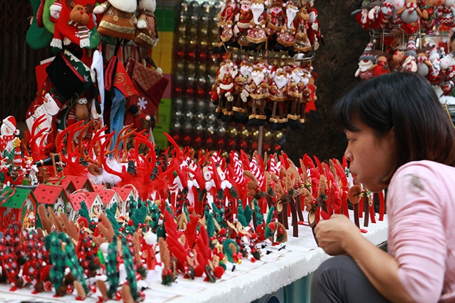 chua den giang sinh do trang tri noel da ngap tran xuong pho