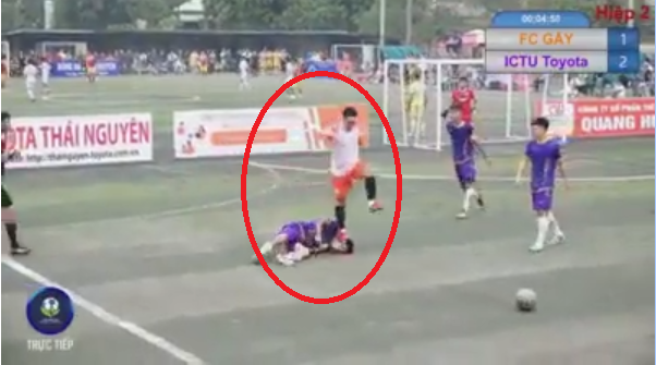 cam thi dau 2 mua giai cau thu dap thang mat doi thu