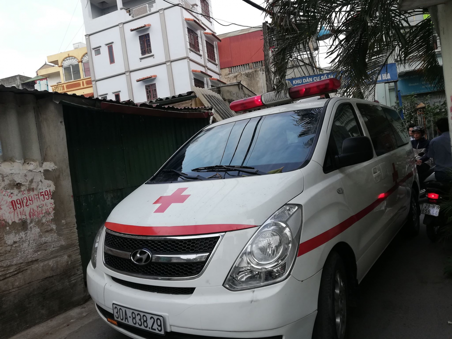 ba ba chau tu vong trong ngoi nha bi chay cac chau ve choi dip sinh nhat ba