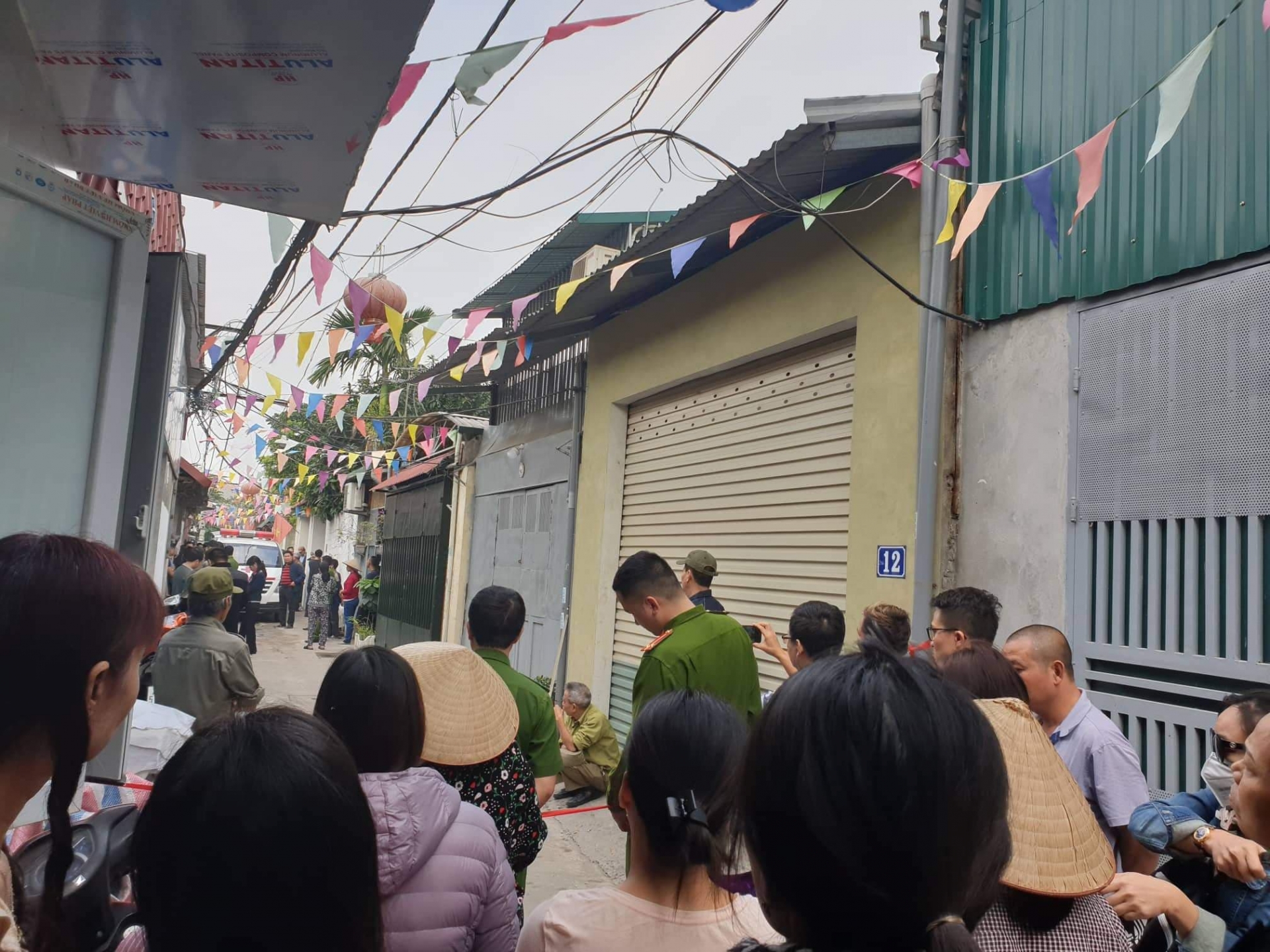 ba ba chau tu vong trong ngoi nha bi chay cac chau ve choi dip sinh nhat ba