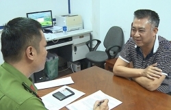 hoa binh dinh chi cong tac chanh van phong tand huyen tron truy na 26 nam