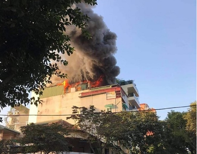 video chay lon tai quan karaoke pho thi sach ha noi