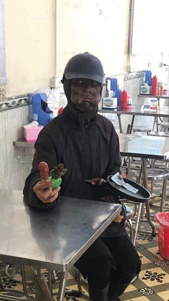 clip doi tuong nguoi mac do den cam dau ga xuc xich danh nhan vien hieu thuoc