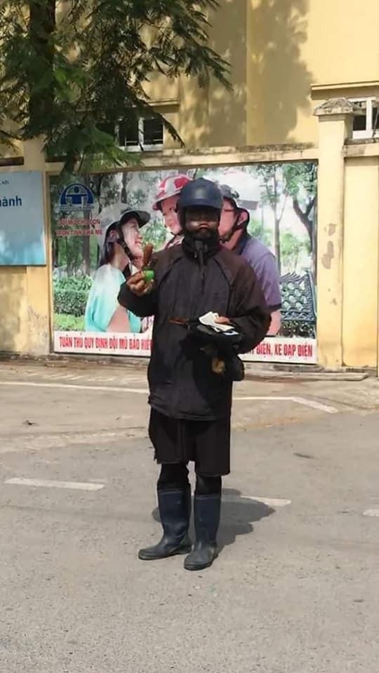 clip doi tuong nguoi mac do den cam dau ga xuc xich danh nhan vien hieu thuoc